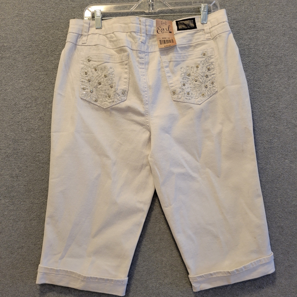 Earl Jean white capri pants with decorated pockets and folded hem